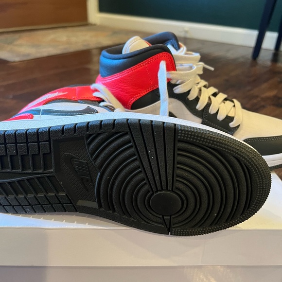 Wmns Air Jordan 1 Mid SE 'Newsprint' - Picture 2 of 5